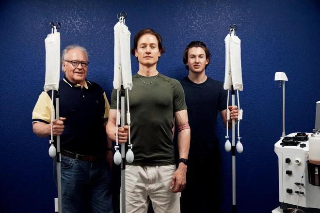 岁儿子换血每年花200万美元开元棋牌拒绝变老！富豪与17(图3)